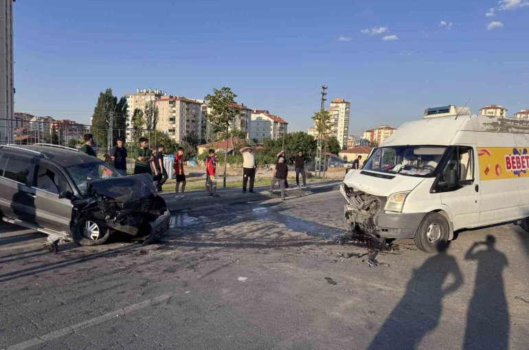 Karşı şeride geçen otomobil ticari araçla kafa kafaya çarpıştı: 1’i ağır 2 yaralı