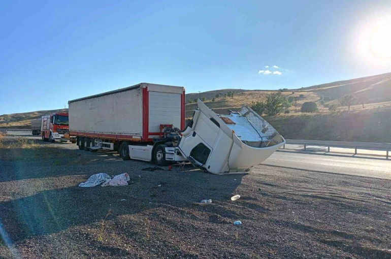 Karşı şeride geçen tır, devrilerek ikiye ayrıldı 