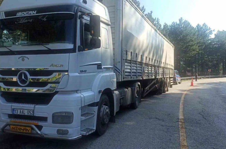 Karşı şeride savrulan dorse otomobile çarptı: 4 yaralı