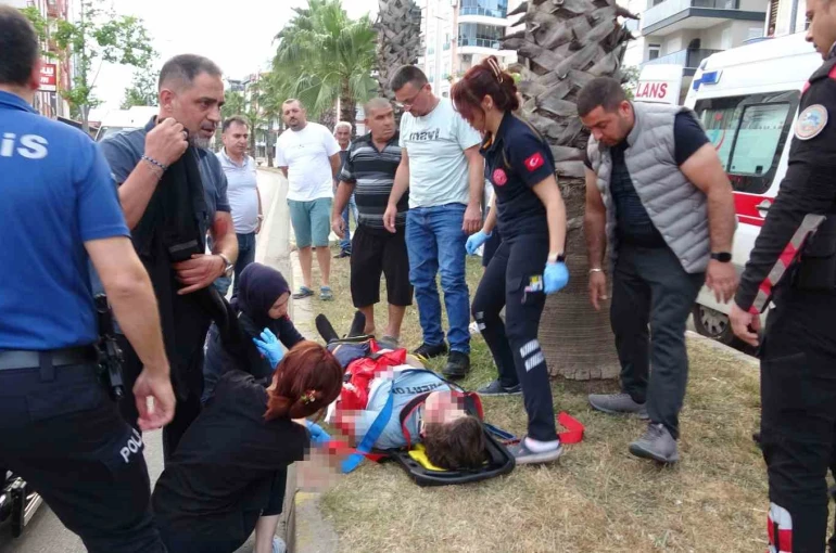 Karşıya geçmeye çalışan gence otomobil çarptı, kız arkadaşı ve annesi sinir krizi geçirdi