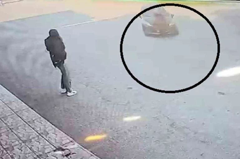 Karşıya geçmeye çalışan kadına otomobil çarptı: Kaza anı kamerada 