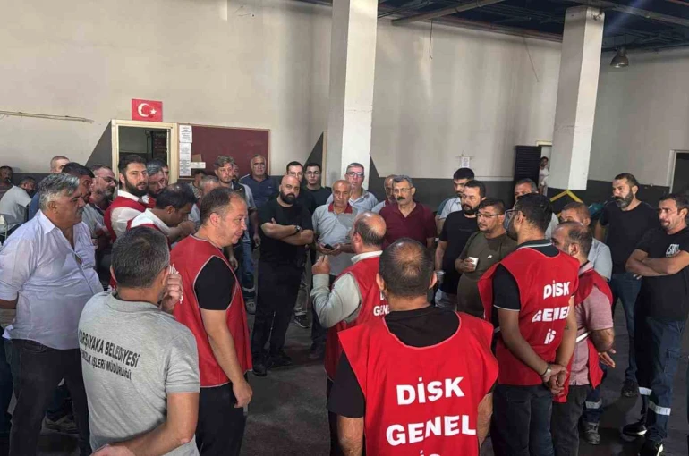 Karşıyaka Belediyesinde maaş alamayan işçiler süresiz iş bıraktı 