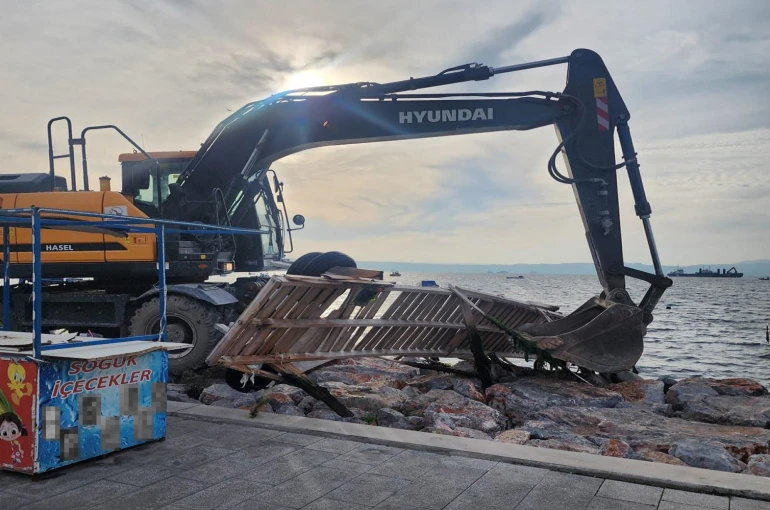 Karşıyaka’daki kaçak iskeleler yıkılıyor