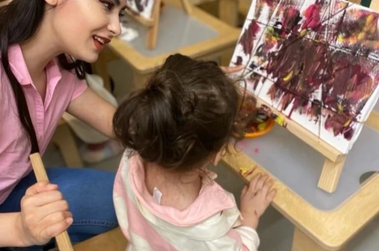 Karşıyaka’nın sanatçı öğretmeni, çocuklara sevgiyi, tuvale hayali işliyor 