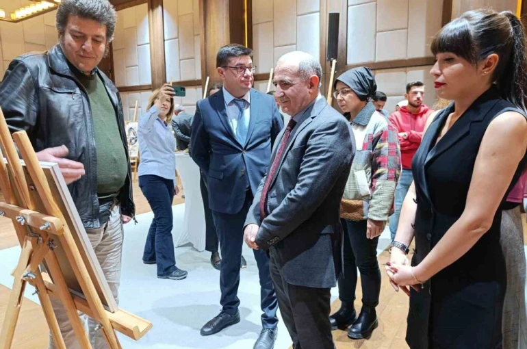 Kars’ta "100+2 şehirler arası karma sergi" sanatseverlerle buluştu 