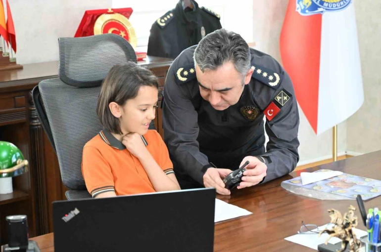 Kars’ta 23 Nisan coşkusu: İlkokul öğrencisi emniyet müdürü koltuğuna oturdu 