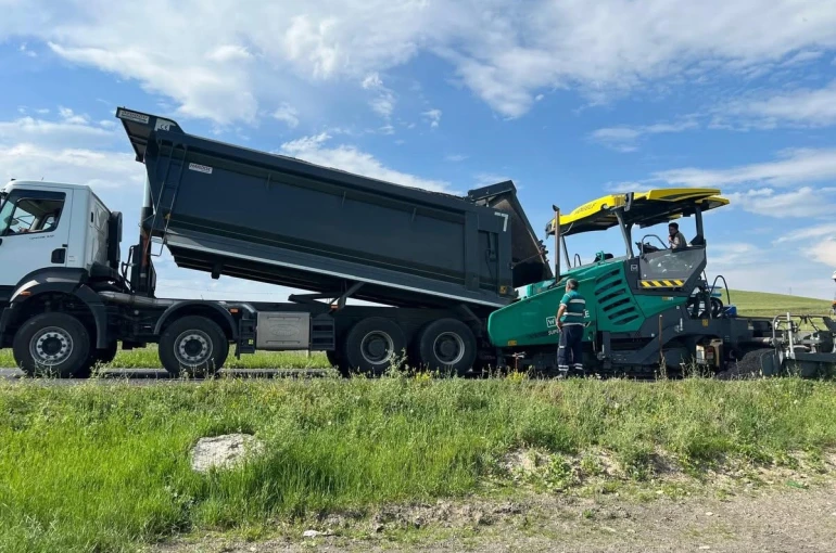 Kars’ta asfalt seferberliği sürüyor: Esenyayla köyü yolu tamamlandı