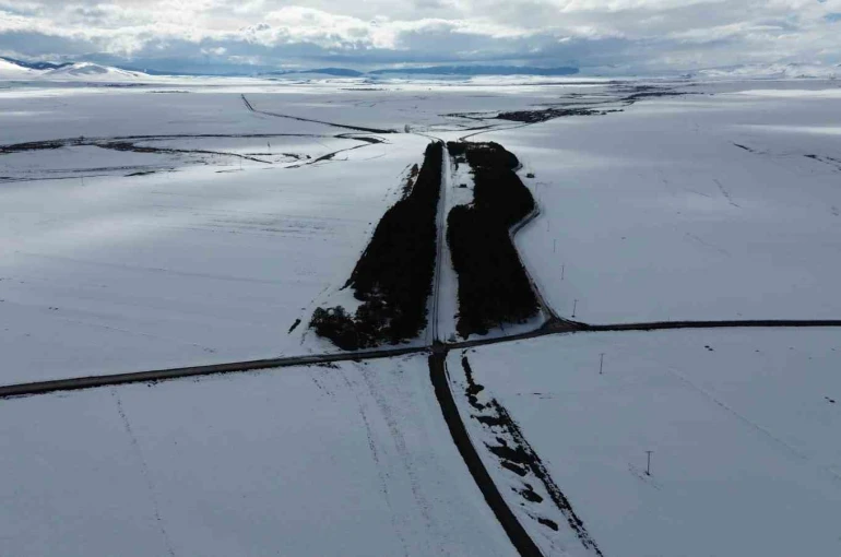 Kars’ta bahar ortasında kış manzarası: Benliahmet İstasyonu beyaza büründü 
