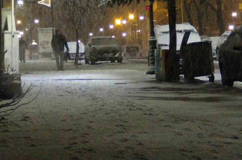 Kars’ta bahar yerini kışa bıraktı: Kar yağışı kenti beyaza bürüdü 