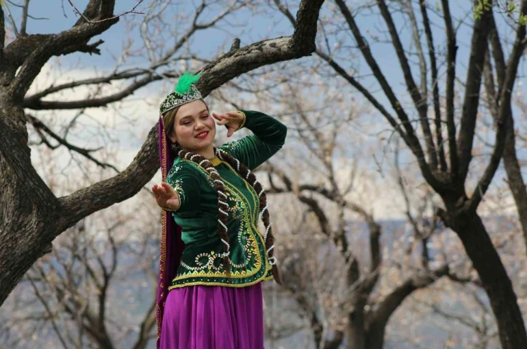 Kars’ta çiçek açan bağlarda Kafkas dansı görsel şölene dönüştü 