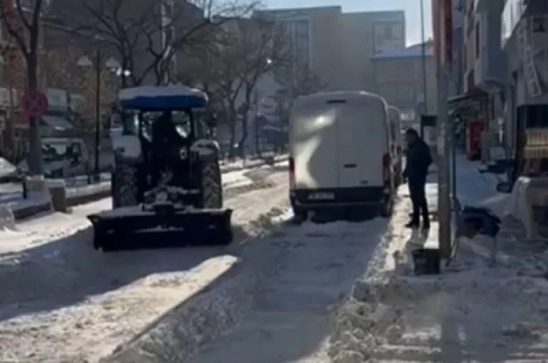 Karsta esnaf karla mücadeleye satış yaptığı traktörlerle destek verdi