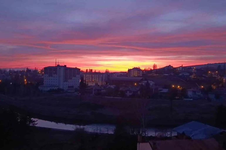 Kars’ta gökyüzü kızıla büründü 