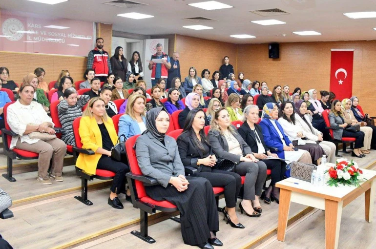 Kars’ta gönül elçileri ile koruyucu aile farkındalık toplantısı düzenlendi 