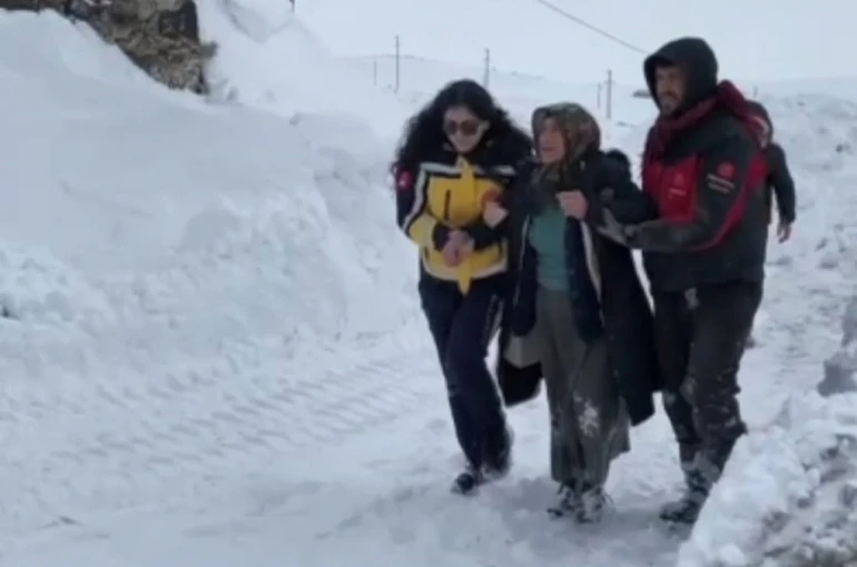 Kars’ta hasta kadın için ekipler seferber oldu 