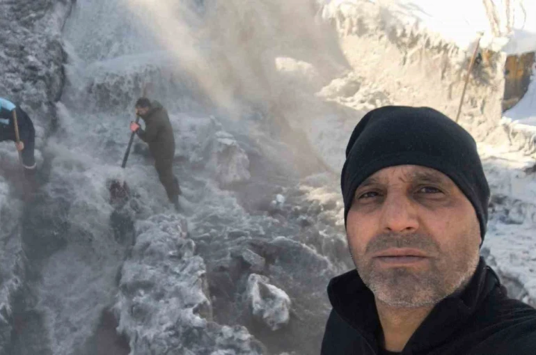 Kars’ta HES çalışanlarının eksi 30 derece soğukta ’buz kırma’ mesaisi 
