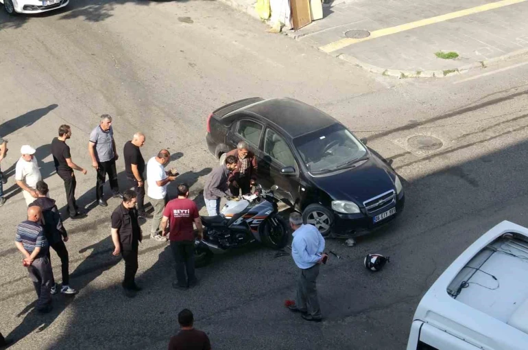 Kars’ta ilginç kaza: Otomobil ile motosiklet çarpıştı, sürücü motosikletini bırakıp kayboldu