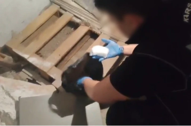 Kars’ta iş yerindeki 205 gram uyuşturucuyu "Zeus" buldu 