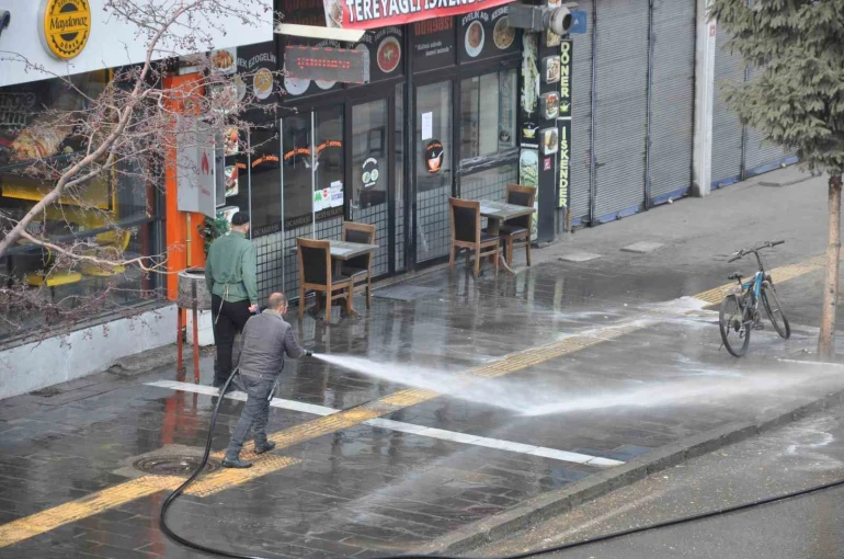 Kars’ta kaldırımlar tazyikli suyla yıkanıyor 