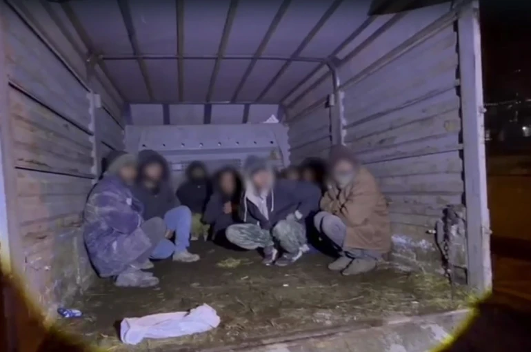 Kars’ta kamyonet kasasından 12 kaçak göçmen çıktı: 4 organizatör tutuklandı 