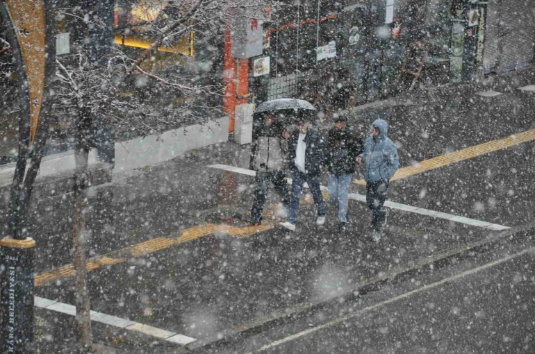 Kars’ta kar ve tipi: 33 köy yolu ulaşıma kapandı