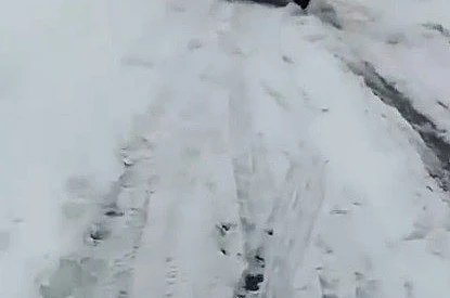 Kars’ta kayan tır kara yolunu ulaşıma kapattı 