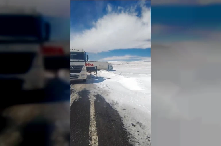 Kars’ta kayan tır yolu kapattı 