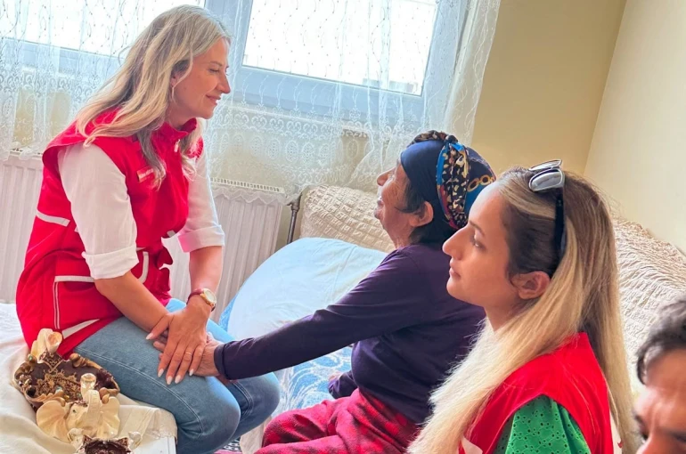 Kars’ta Kızılay gönüllülerinden anlamlı hizmet: Evde bakım hareketiyle yalnızlığa ve ihtiyaçlara dokunuyorlar