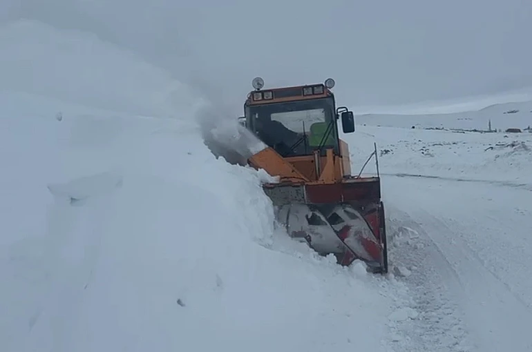 Kars’ta köy yollarında karla mücadele sürüyor 
