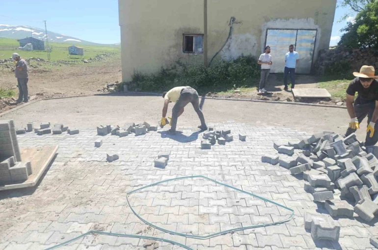 Kars’ta köylerde kilit parke taşı yol çalışmaları başladı 