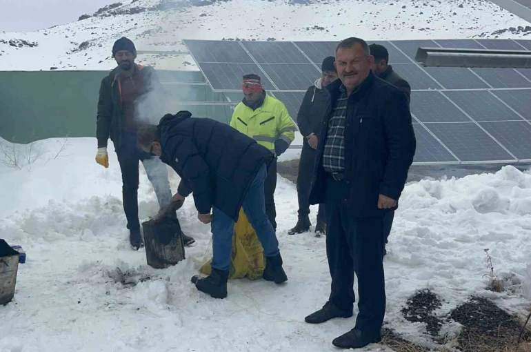 Kars’ta köylüler, içmesuyu için kurdukları GES sitemlerinin karını imece usulü temizliyor 