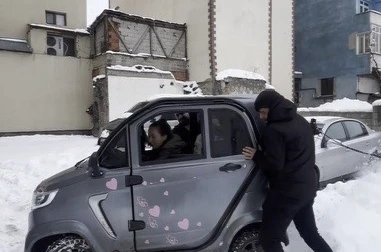 Kars’ta küçük otomobil kara saplandı: Vatandaşlar ite kaka kurtardı, o anlar viral oldu 