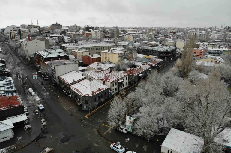 Kars’ta nisan ayında ağaçlar kırağı tuttu 