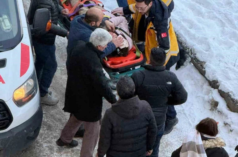 Kars’ta okula giden öğrencinin başına buz kütlesi düştü 
