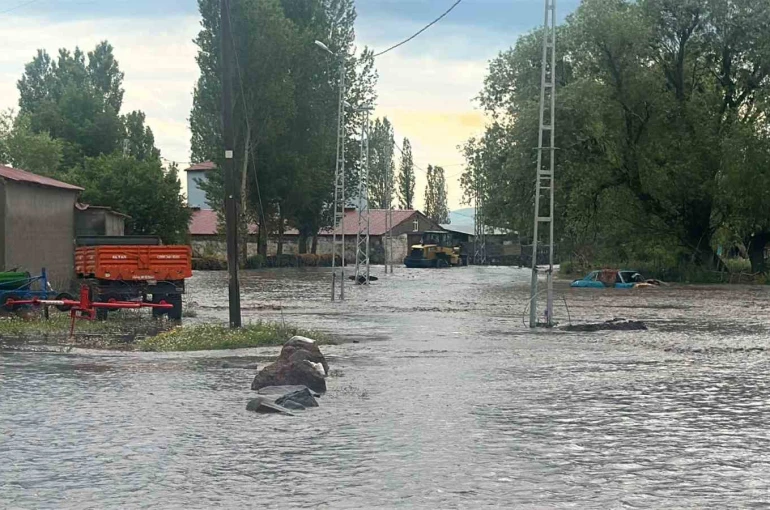 Kars’ta selin ortasında mahsur kalan yaşlı çift kurtarıldı