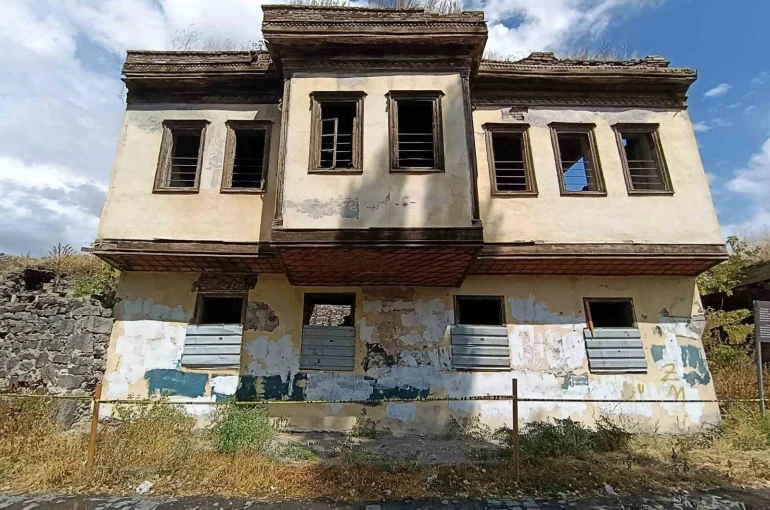 Kars’ta Tevfik Paşa Konağı gözler önünde yıkılıyor 