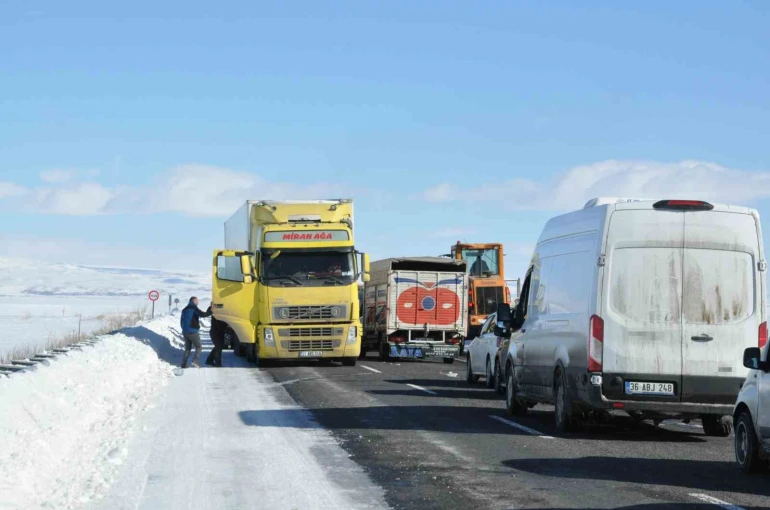 Kars’ta tırın kaymasıyla kapanan karayolu yeniden ulaşıma açıldı 