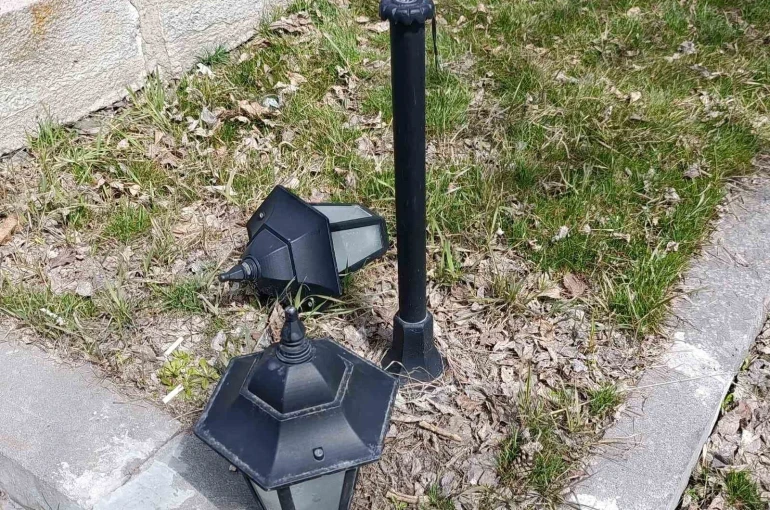 Kars’ta Valilik Parkı’nın ışıklandırma lambaları kırıldı 