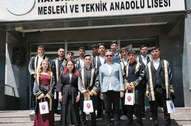 Kars’ta Veteriner Sağlık Teknisyenleri mezuniyet sevinci yaşadı 