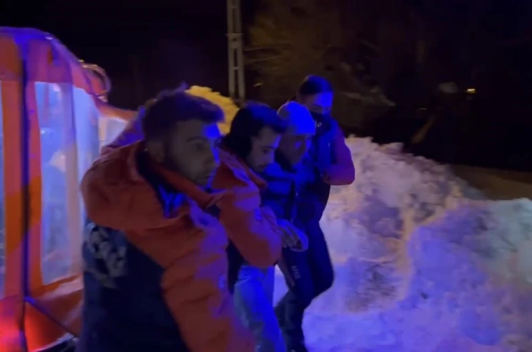 Kars’ta yaşlı hasta vatandaşa AFAD paletli amfibi aracıyla ulaştı 