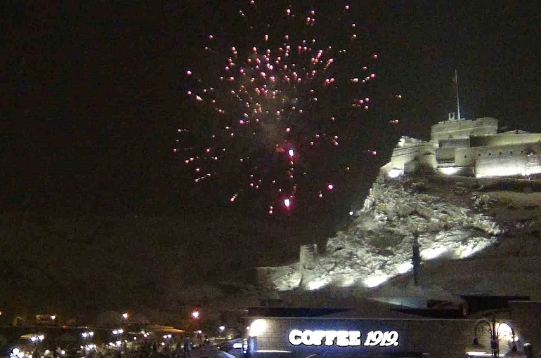 Kars’ta yeni yıl coşkusu: Lapa lapa kar altında halay 
