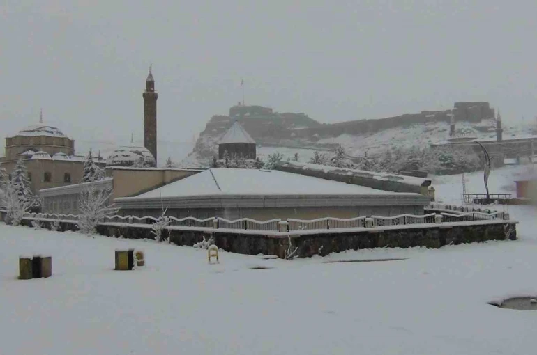 Kars’ta yer gök beyaz: Kar kalınlığı 30 santimi aştı 