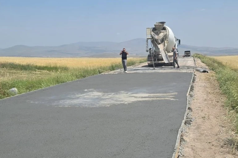 Kars’ta yol yatırımları hız kesmiyor: Asfalt, beton yol ve parke taşı çalışmaları sürüyor
