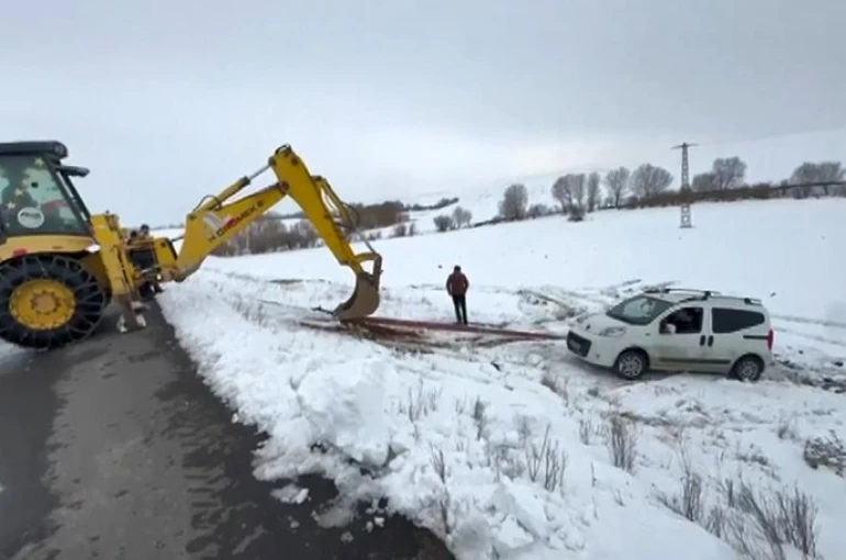Kars’ta yoldan çıkan hafif ticari araç şarampole düştü 