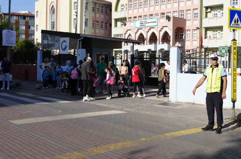 Kartal Belediyesi zabıta ekiplerinden okullarda güvenli trafik uygulaması 