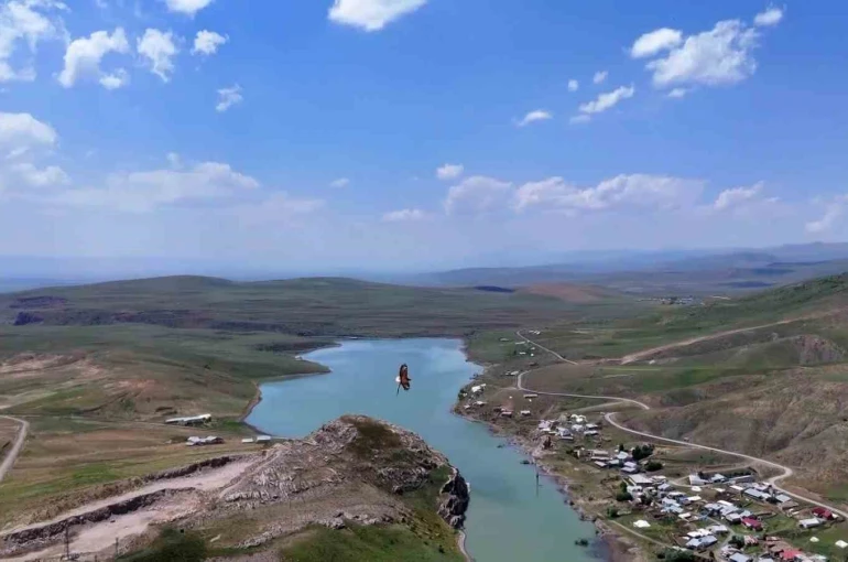 Kartal ile avladığı yılanın gökyüzünde süzüldüğü anlar dron kamerasında 