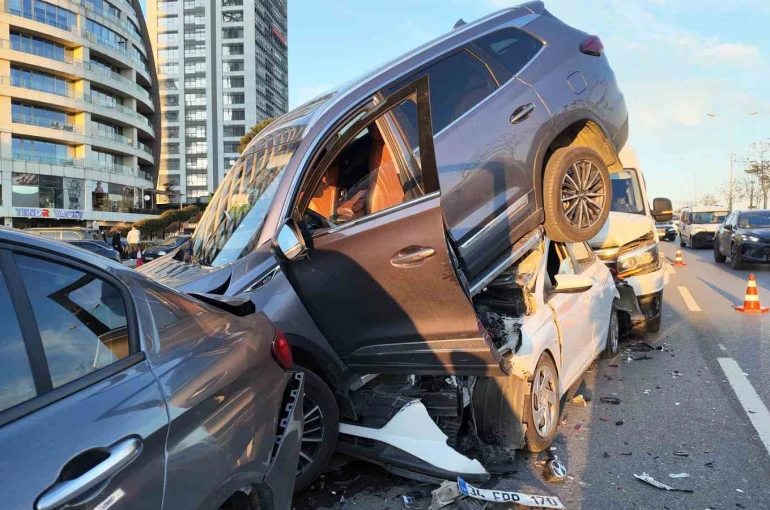 Kartal’da 4 aracın karıştığı zincirleme kaza: 5 yaralı 