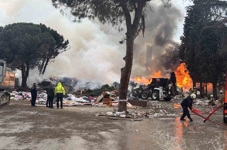 Kartal’da çöplük alanda korkutan yangın: Gökyüzü dumanlarla kaplandı 