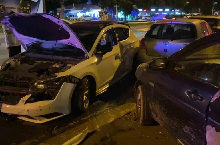 Kartal’da kontrolden çıkan otomobil park halindeki araçlara çarptı: 2 yaralı 