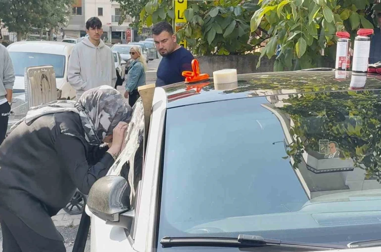 Kartal’da otomobilde kilitli kalan 2 yaşındaki çocuk cam kırılarak kurtarıldı