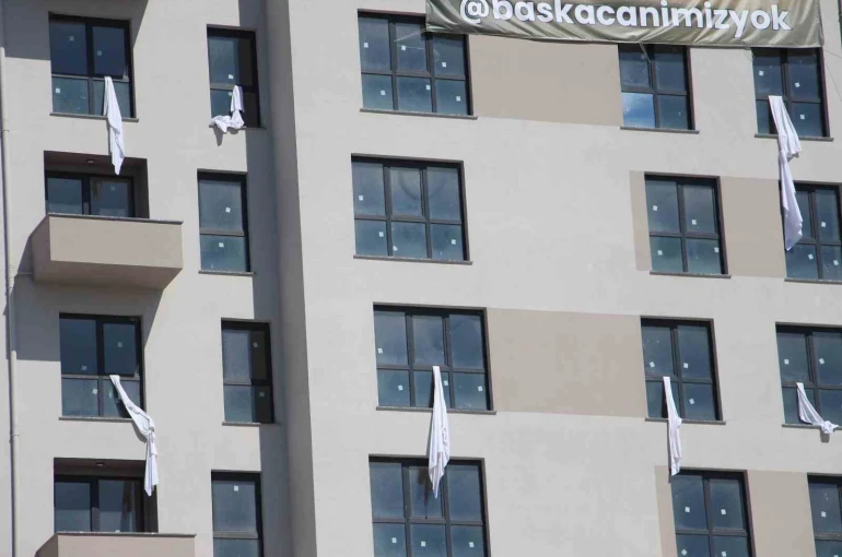 Kartalkaya faciasının sembolü çarşafları binanın penceresinden sarkıttı 